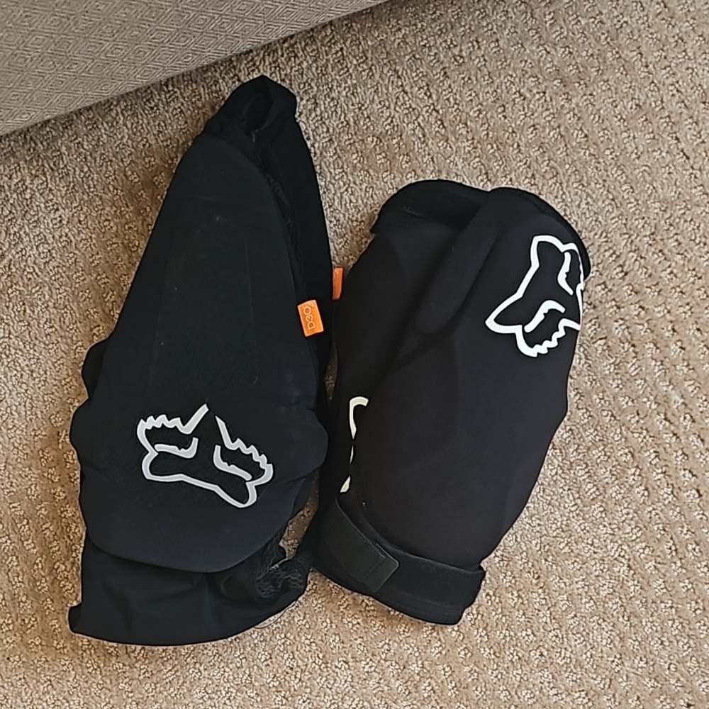 Mtn biking knee and elbow pads Fox brand